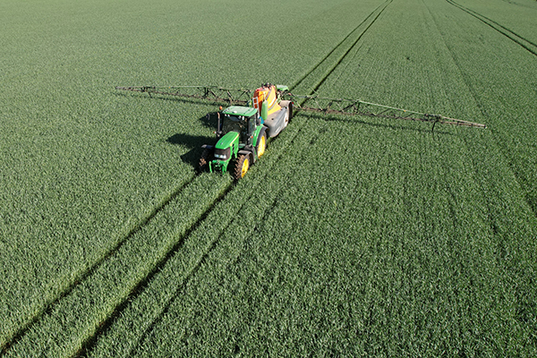 Sprøjte der kører i en hvedemark